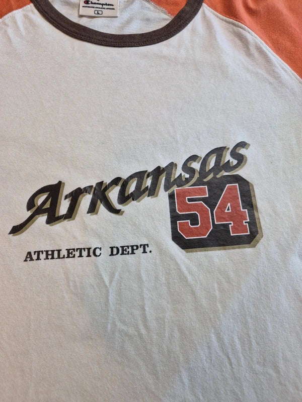Champion Vintage Raglan T-Shirt „Arkansas 54“ in Creme/Orange – Gr. L (fällt aus wie M/L)