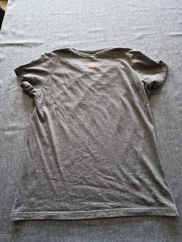 Adidas Damen Logo T-Shirt in Grau MeliertKoralle – ca. Gr. SM