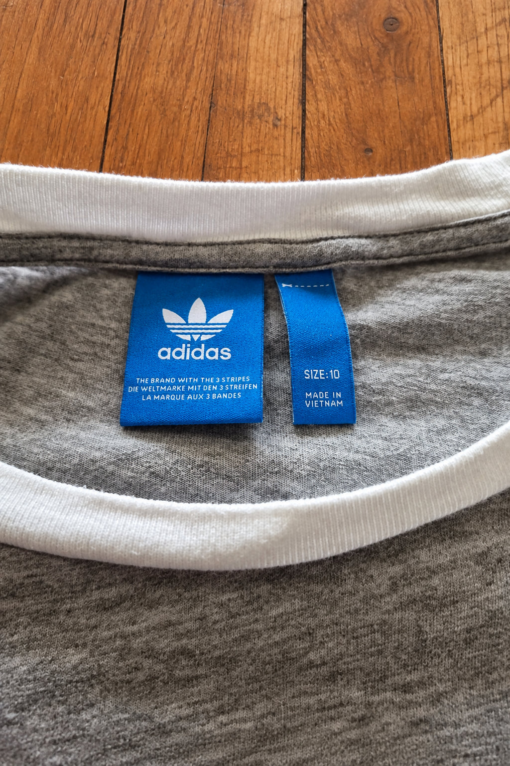 Adidas Originals "3-Stripes" California Ringer T-Shirt in Grau/Weiß – Gr. S