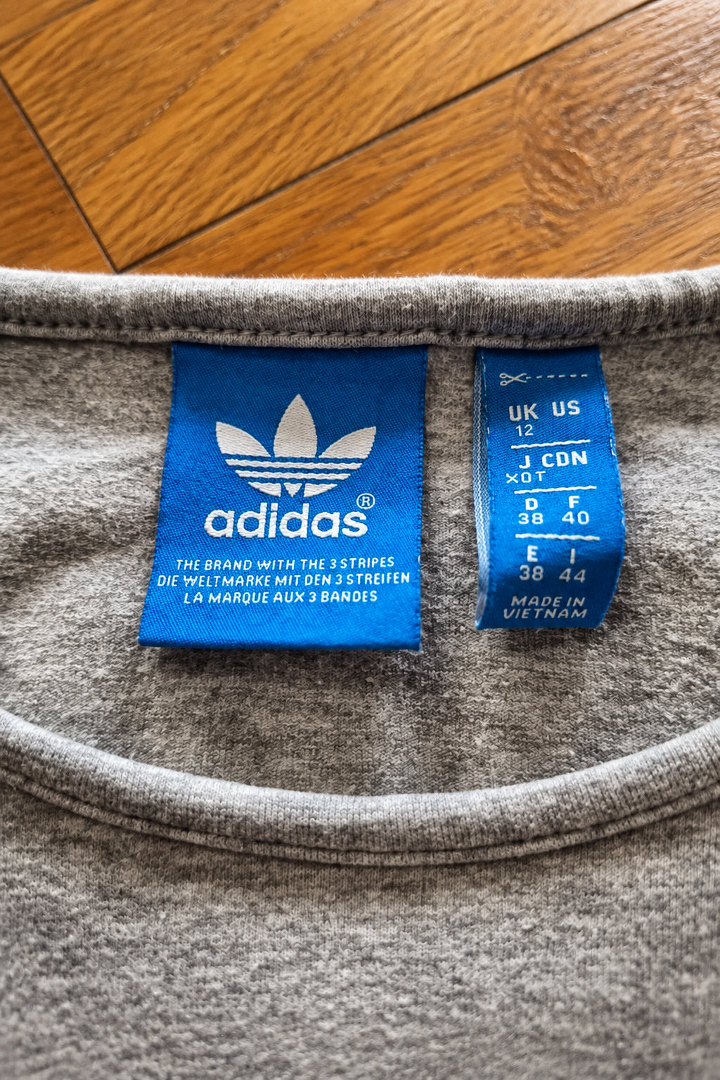 Adidas Originals Damen Snake Trefoil T-Shirt in Grau Meliert – Gr. 38 (M)