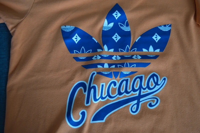 Adidas Originals „Chicago Trefoil“ T-Shirt – Terrakotta-Orange – Gr. S (Hervorragend)