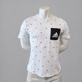 Adidas Pocket T-Shirt mit Allover-Print in Weiß/Schwarz – Gr. M