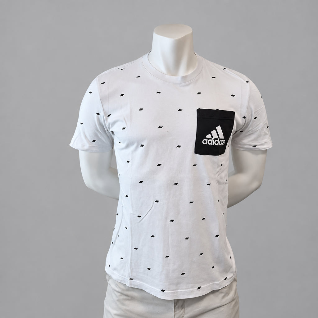 Adidas Pocket T-Shirt mit Allover-Print in Weiß/Schwarz – Gr. M