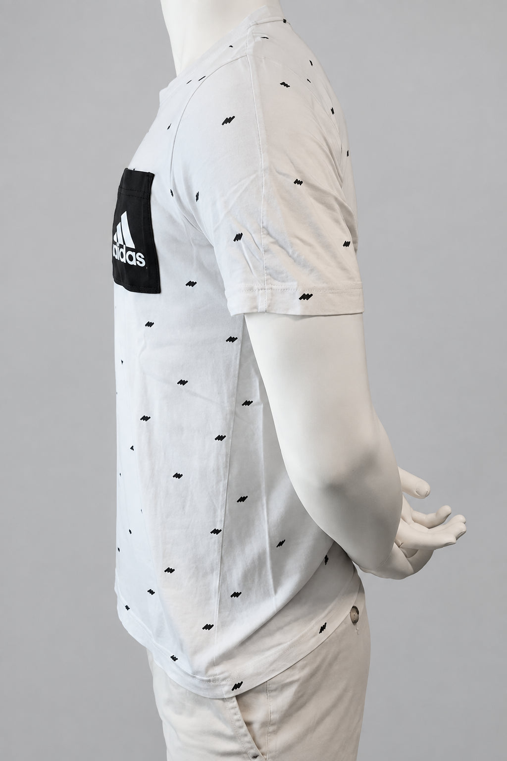 Adidas Pocket T-Shirt mit Allover-Print in Weiß/Schwarz – Gr. M