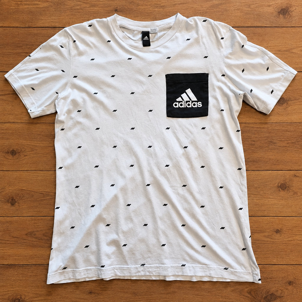 Adidas Pocket T-Shirt mit Allover-Print in Weiß/Schwarz – Gr. M