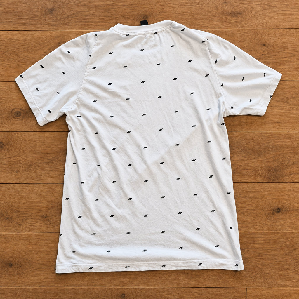 Adidas Pocket T-Shirt mit Allover-Print in Weiß/Schwarz – Gr. M