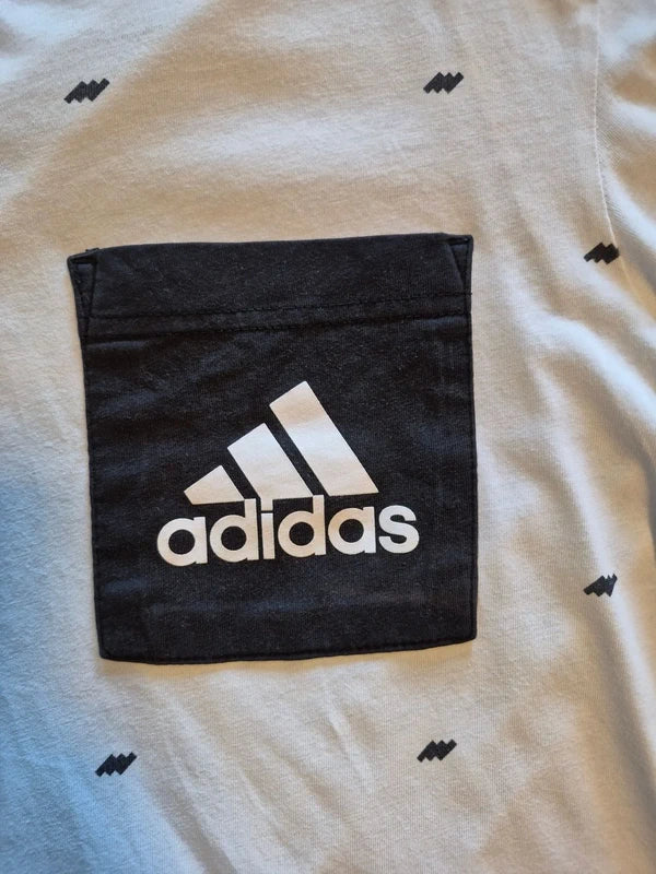 Adidas Pocket T-Shirt mit Allover-Print in Weiß/Schwarz – Gr. M