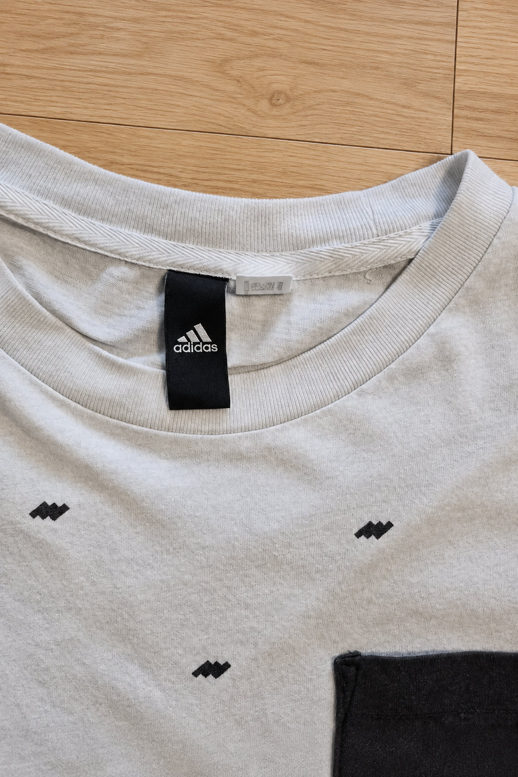 Adidas Pocket T-Shirt mit Allover-Print in Weiß/Schwarz – Gr. M