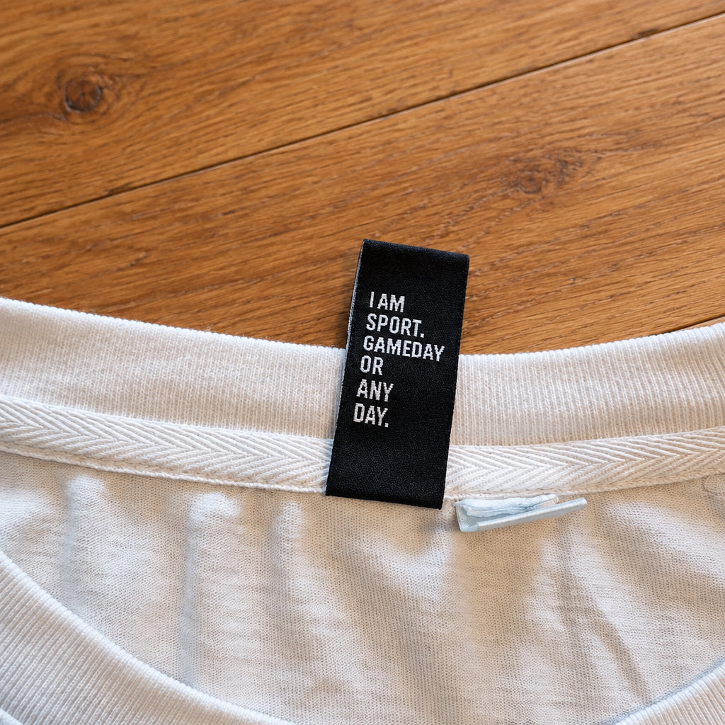 Adidas Pocket T-Shirt mit Allover-Print in Weiß/Schwarz – Gr. M