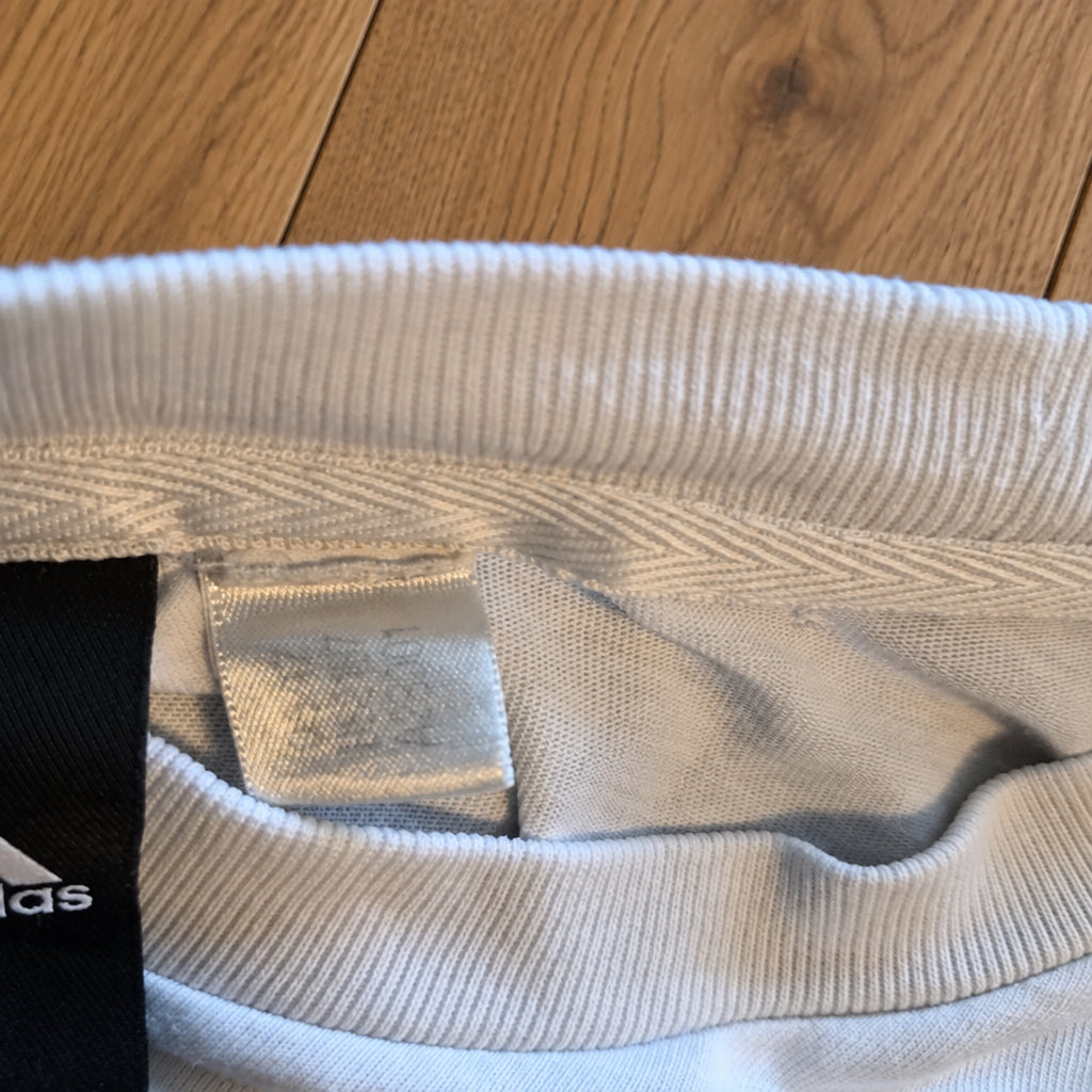 Adidas Pocket T-Shirt mit Allover-Print in Weiß/Schwarz – Gr. M