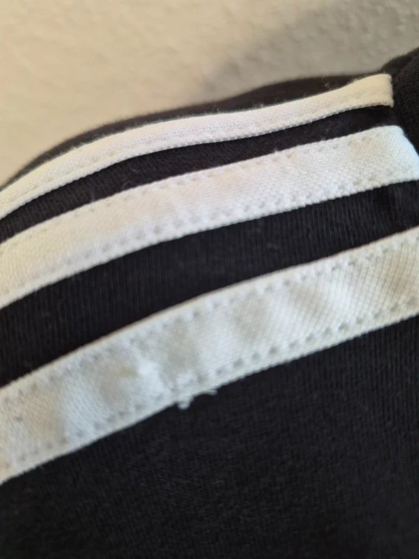 Adidas – Essentials 3-Stripes Damen T-Shirt in Schwarz/Weiß – Gr. M