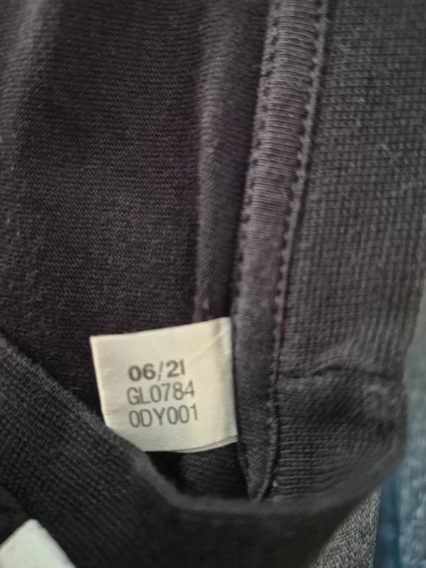 Adidas – Essentials 3-Stripes Damen T-Shirt in Schwarz/Weiß – Gr. M
