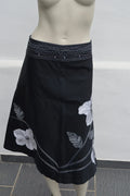 August Silk Collection Midi-Rock mit floraler Applikation & Zierbund – Schwarz/Weiß – Gr. 44/46 (US 16) – Hervorragend