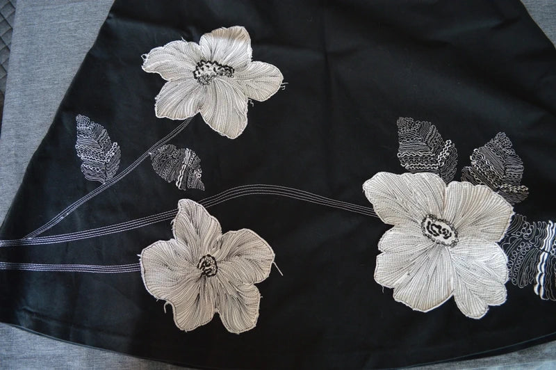 August Silk Collection Midi-Rock mit floraler Applikation & Zierbund – Schwarz/Weiß – Gr. 44/46 (US 16) – Hervorragend