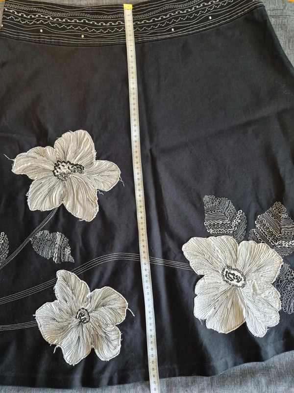 August Silk Collection Midi-Rock mit floraler Applikation & Zierbund – Schwarz/Weiß – Gr. 44/46 (US 16) – Hervorragend