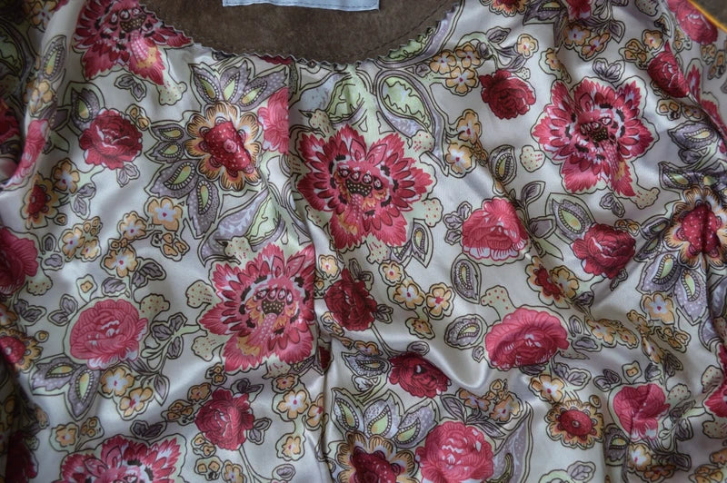 Authentic Clothing Co. Wildleder Bikerjacke „Candle“ mit Floral-Futter – Taupe/Camel – Gr. 38 – Sehr gut