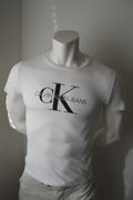 Calvin Klein Jeans Monogram Logo T-Shirt in Weiß – Gr. M