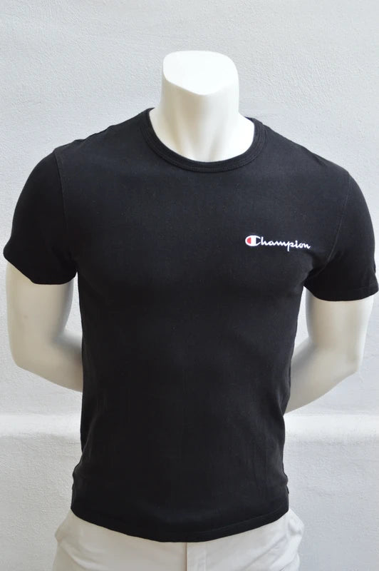 Champion Heritage T-Shirt in Schwarz mit Brust-Stick – Gr. S