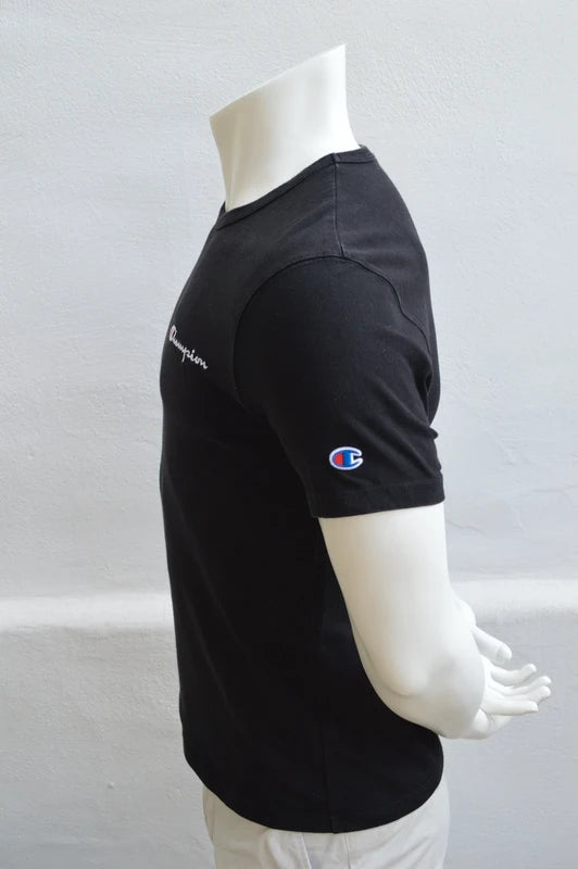 Champion Heritage T-Shirt in Schwarz mit Brust-Stick – Gr. S