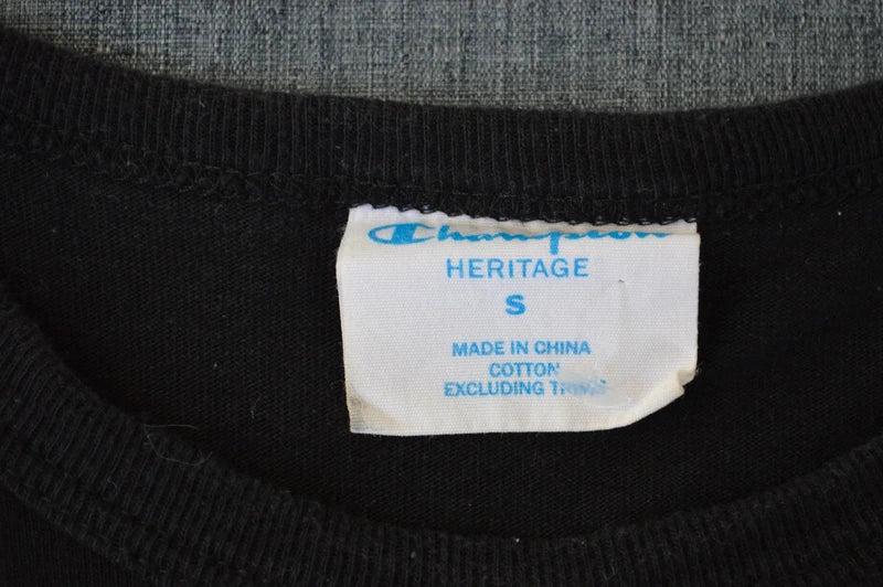 Champion Heritage T-Shirt in Schwarz mit Brust-Stick – Gr. S