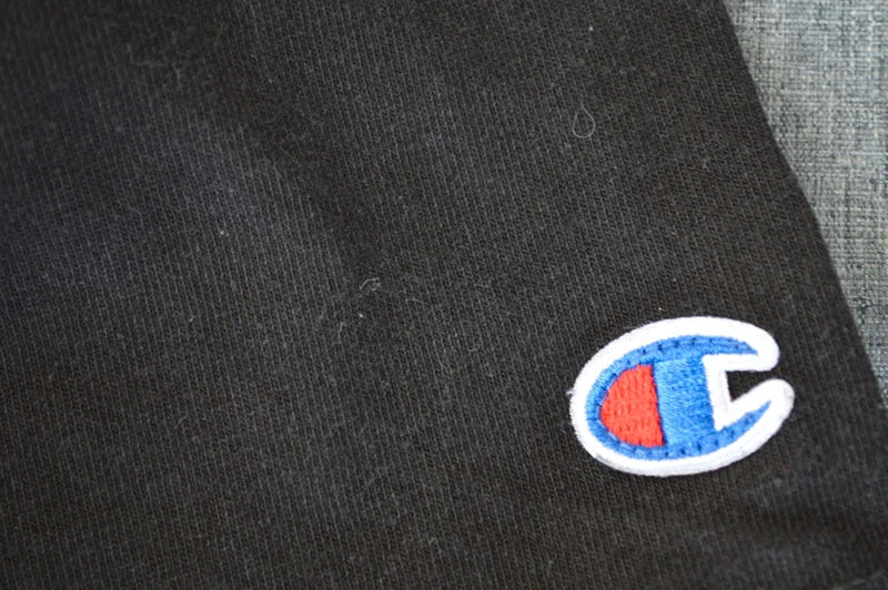 Champion Heritage T-Shirt in Schwarz mit Brust-Stick – Gr. S