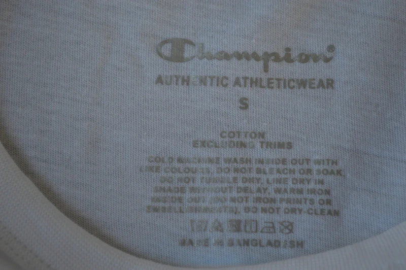 Champion Japan-Style Katakana Graphic T-Shirt in Weiß – Gr. S (Boxy Fit)