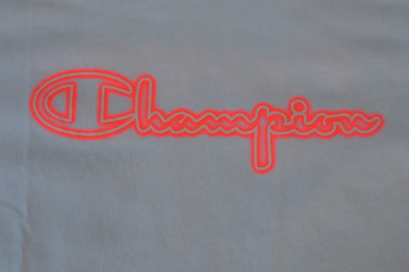 Champion Japan-Style Katakana Graphic T-Shirt in Weiß – Gr. S (Boxy Fit)
