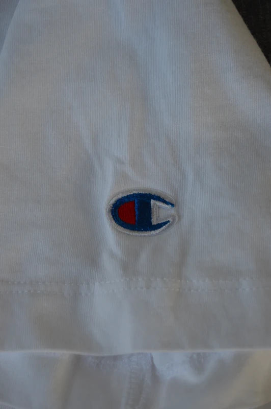 Champion Japan-Style Katakana Graphic T-Shirt in Weiß – Gr. S (Boxy Fit)