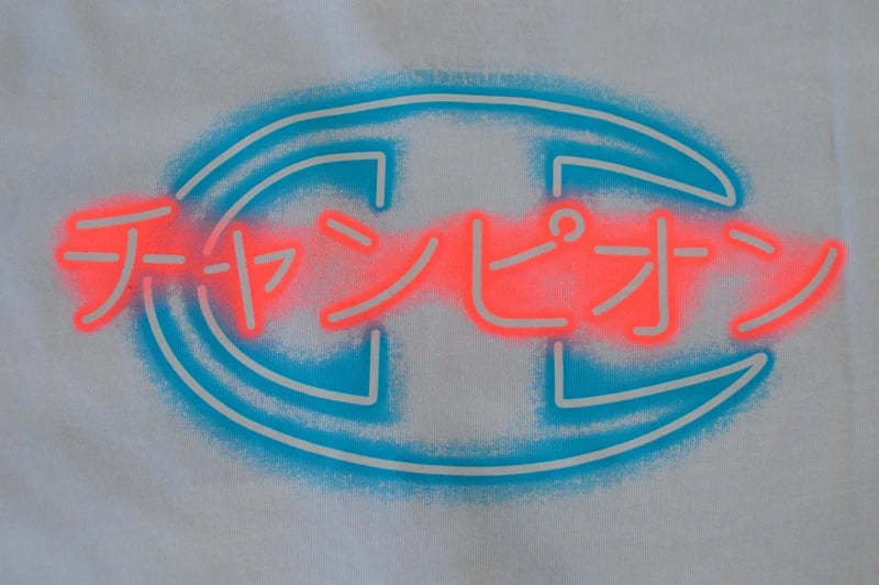 Champion Japan-Style Katakana Graphic T-Shirt in Weiß – Gr. S (Boxy Fit)