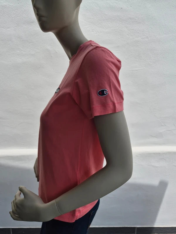 Champion – Damen T-Shirt mit Brust-Stickerei in Lachsrot / Coral – Gr. M