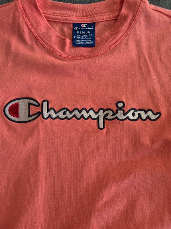 Champion – Damen T-Shirt mit Brust-Stickerei in Lachsrot / Coral – Gr. M