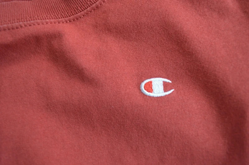 Champion – Damen T-Shirt mit kleiner Logo-Stickerei in Rostrot / Terracotta – Gr. S