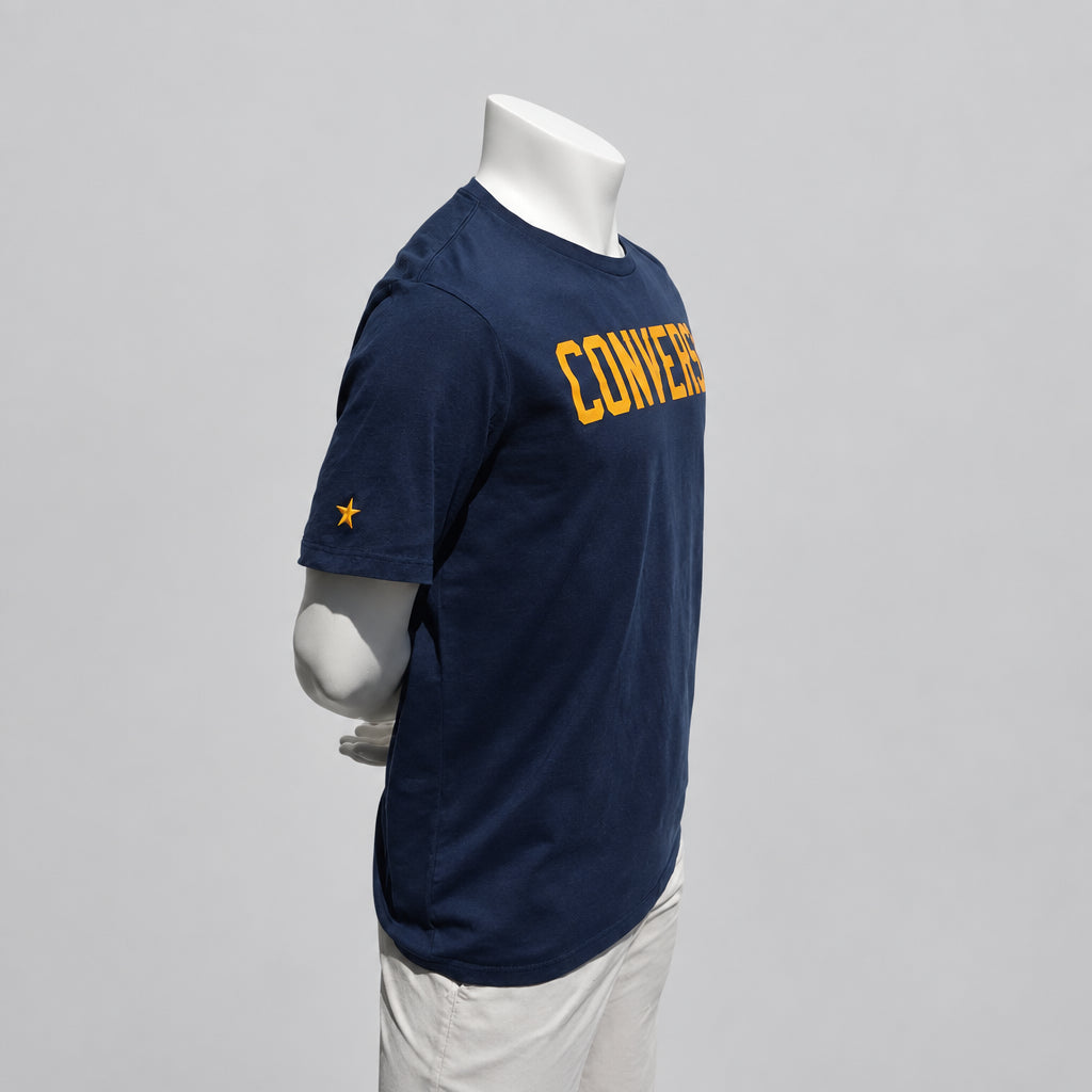 Converse Logo T-Shirt in Navy Blau mit gelbem Print & Stern-Stickerei – Gr. L