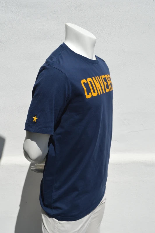 Converse Logo T-Shirt in Navy Blau mit gelbem Print & Stern-Stickerei – Gr. L
