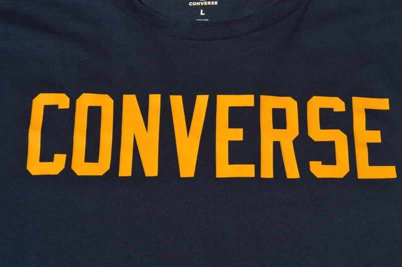 Converse Logo T-Shirt in Navy Blau mit gelbem Print & Stern-Stickerei – Gr. L