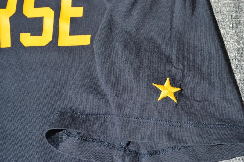 Converse Logo T-Shirt in Navy Blau mit gelbem Print & Stern-Stickerei – Gr. L