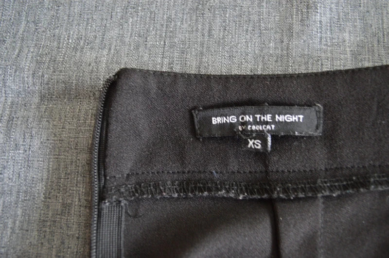 Coolcat „Bring on the Night“ High-Waist Stretchhose mit Zierknöpfen – Schwarz – Größe XS (Sehr guter Zustand)