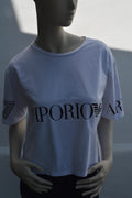 EA7 Emporio Armani – Damen Cropped T-Shirt in Weiß mit Ärmel-Prints – Gr. L (Stark getragen / Defekt- & Bastlerpreis)