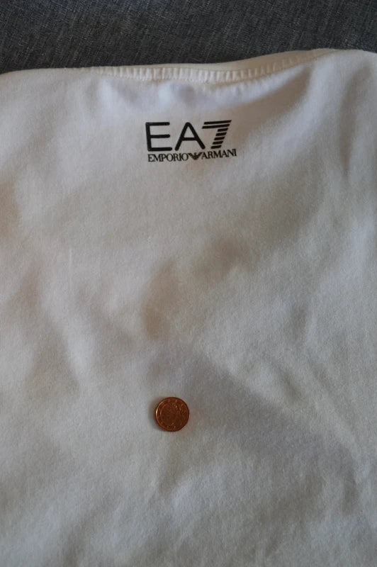 EA7 Emporio Armani – Damen Cropped T-Shirt in Weiß mit Ärmel-Prints – Gr. L (Stark getragen / Defekt- & Bastlerpreis)