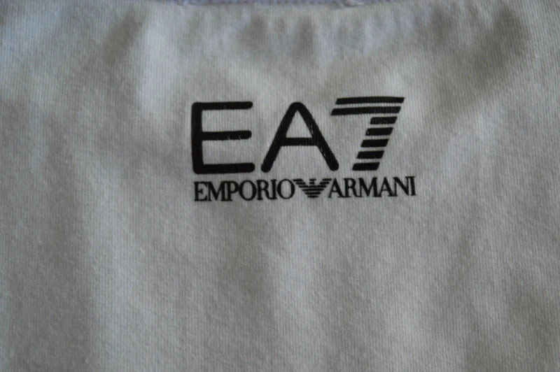 EA7 Emporio Armani – Damen Cropped T-Shirt in Weiß mit Ärmel-Prints – Gr. L (Stark getragen / Defekt- & Bastlerpreis)