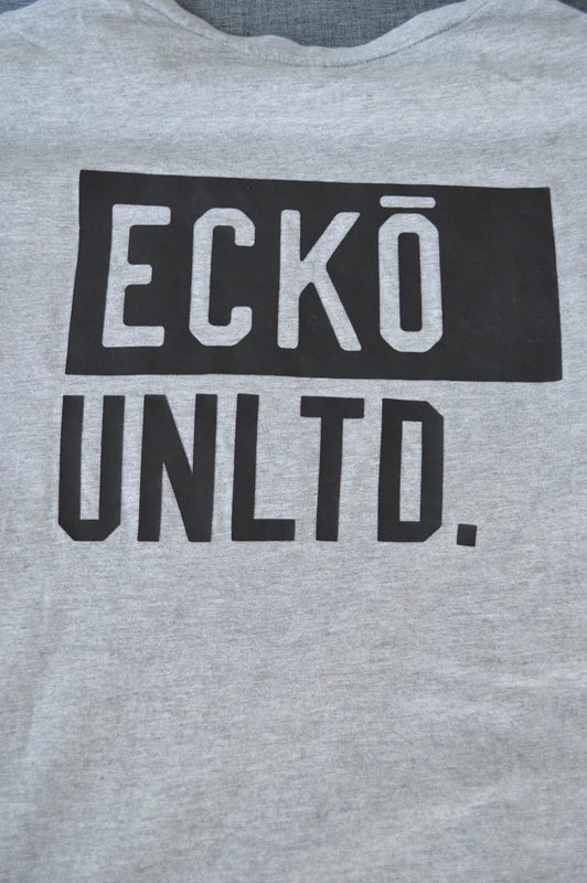 Eckō Unltd. Longline T-Shirt in Grau-Melange mit Backprint – Gr. XS