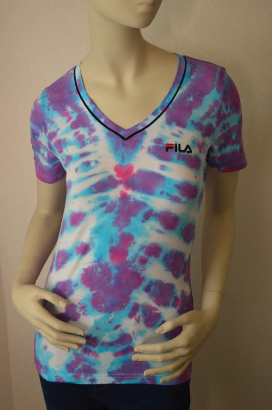 FILA Damen V-Neck T-Shirt im Tie-Dye Batik-Look – Pink/Türkis – Größe S (Bastler-/Upcycling-Zustand)