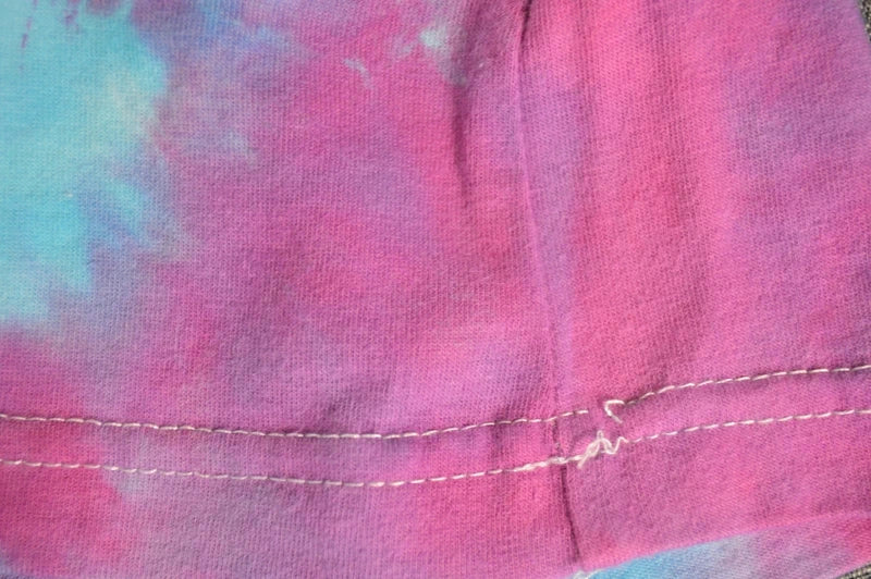 FILA Damen V-Neck T-Shirt im Tie-Dye Batik-Look – Pink/Türkis – Größe S (Bastler-/Upcycling-Zustand)