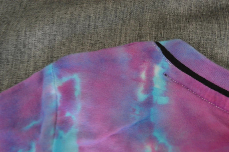 FILA Damen V-Neck T-Shirt im Tie-Dye Batik-Look – Pink/Türkis – Größe S (Bastler-/Upcycling-Zustand)