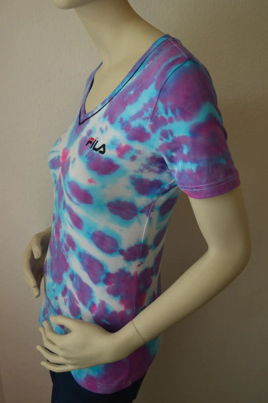 FILA Damen V-Neck T-Shirt im Tie-Dye Batik-Look – Pink/Türkis – Größe S (Bastler-/Upcycling-Zustand)