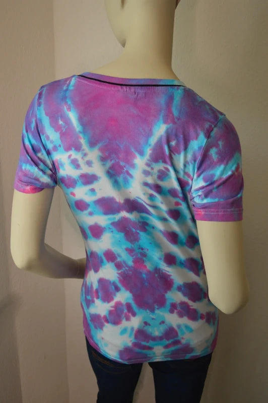 FILA Damen V-Neck T-Shirt im Tie-Dye Batik-Look – Pink/Türkis – Größe S (Bastler-/Upcycling-Zustand)