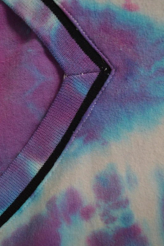 FILA Damen V-Neck T-Shirt im Tie-Dye Batik-Look – Pink/Türkis – Größe S (Bastler-/Upcycling-Zustand)