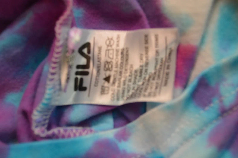 FILA Damen V-Neck T-Shirt im Tie-Dye Batik-Look – Pink/Türkis – Größe S (Bastler-/Upcycling-Zustand)