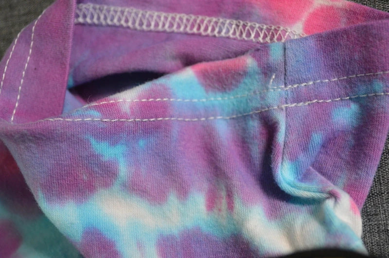 FILA Damen V-Neck T-Shirt im Tie-Dye Batik-Look – Pink/Türkis – Größe S (Bastler-/Upcycling-Zustand)