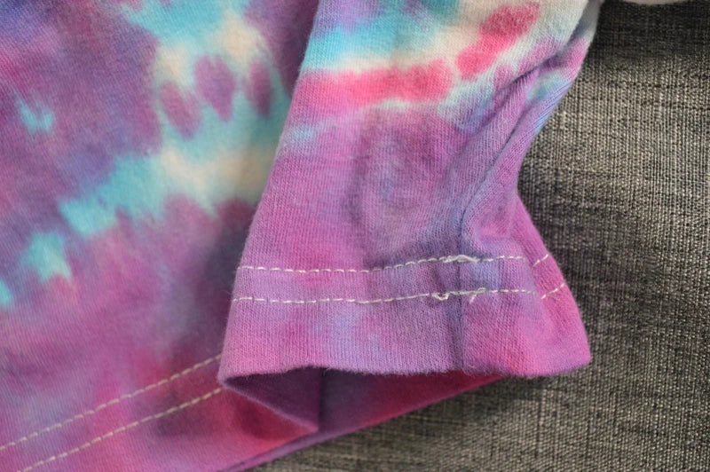 FILA Damen V-Neck T-Shirt im Tie-Dye Batik-Look – Pink/Türkis – Größe S (Bastler-/Upcycling-Zustand)